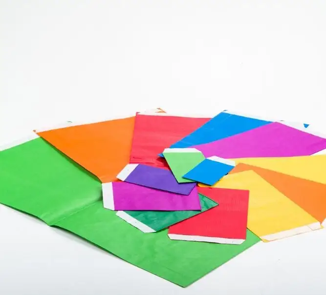 Si te sobro cartulina o papel de alguna otra manualidad, puedes crear estas  mini bolsitas de regalo…