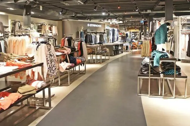 Cómo organizar las prendas en una tienda de moda – Bolsalea