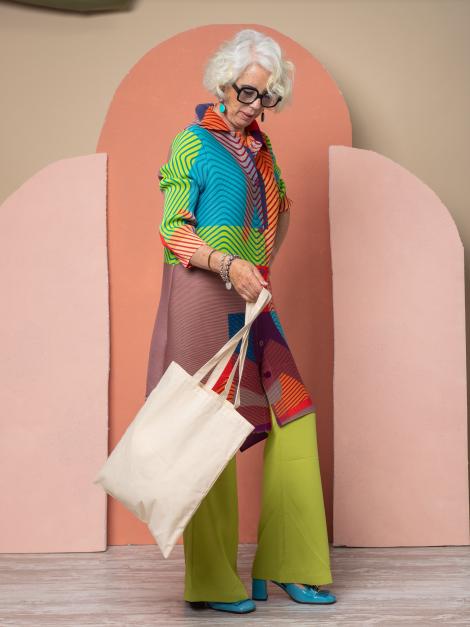 Una mujer llevando unas bolsas de algodón orgánico