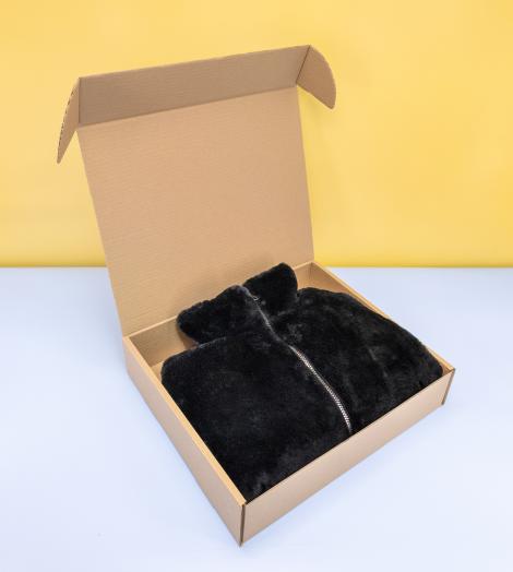 Cajas de cartón con una chaqueta dentro