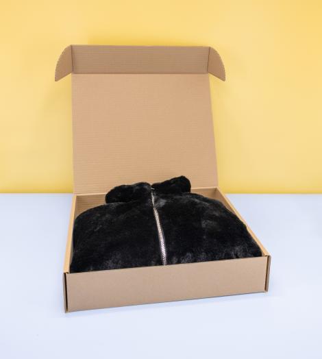 Cajas de cartón con una chaqueta dentro