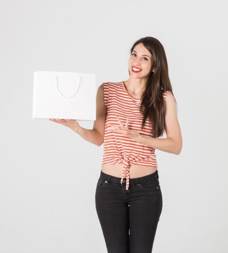 Bolsas de papel de lujo medianas sujetadas por una mujer