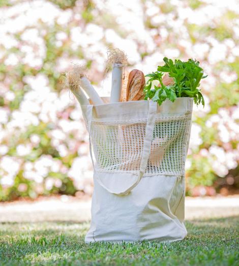 Bolsas de red de algodón orgánico con verduras y pan