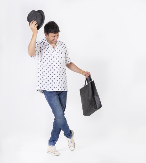 Bolsas de tela horizontales negras sujetadas por un hombre