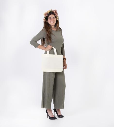 Bolsas de tela de tamaño mediano sujetadas por una mujer