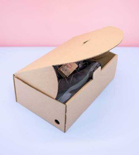 Cajas de cartón con unos zapatos dentro