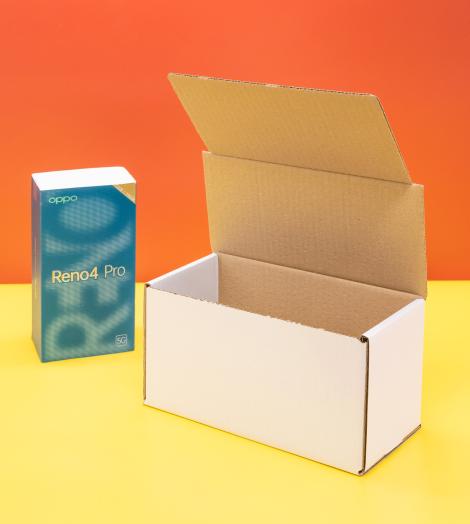 Cajas de cartón blancas con una caja de móvil al lado