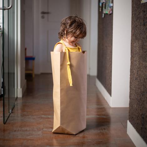 Bolsas de papel sin asas con una niña dentro para comprar tamaño