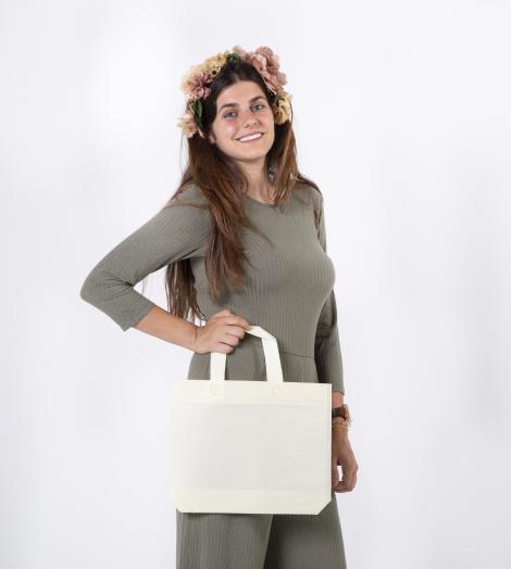 Bolsas de tela de tamaño mediano sujetadas por una mujer