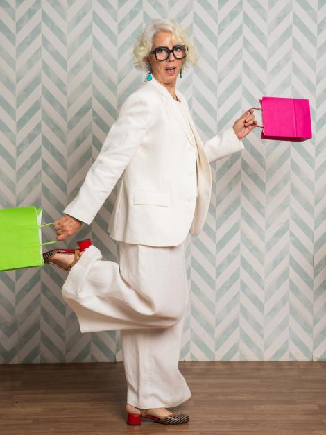 Una mujer sujetando bolsas de papel de colores