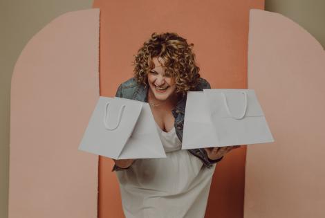 Bolsas de papel blancas con base ancha sujetadas por una mujer