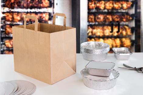 Bolsas de papel reciclado con base ancha con tuppers de comida
