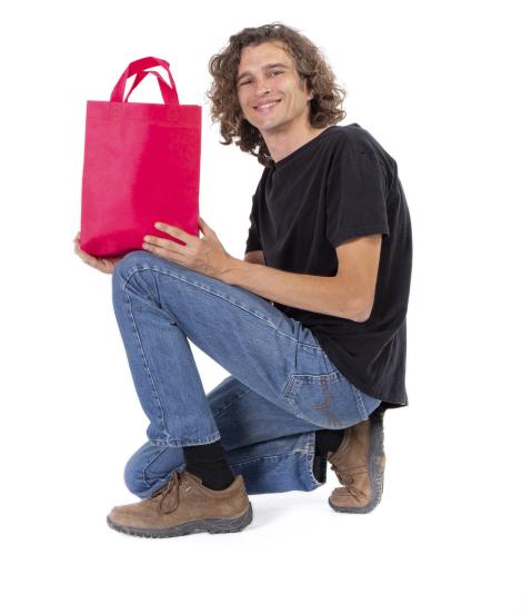 Bolsas de tela con asas sujetadas por un hombre