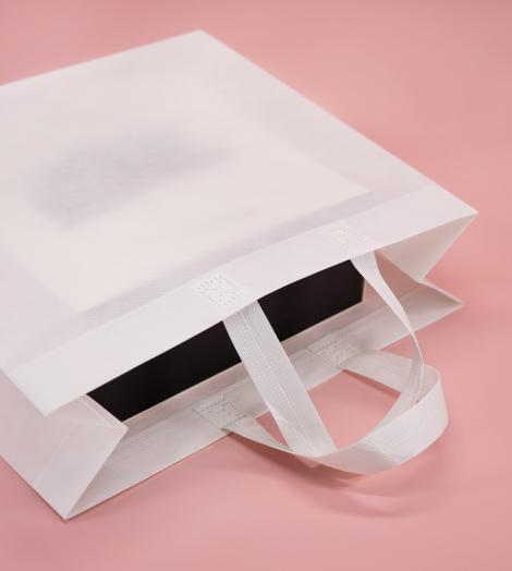 Bolsas hechas con tejido reciclado blanco
