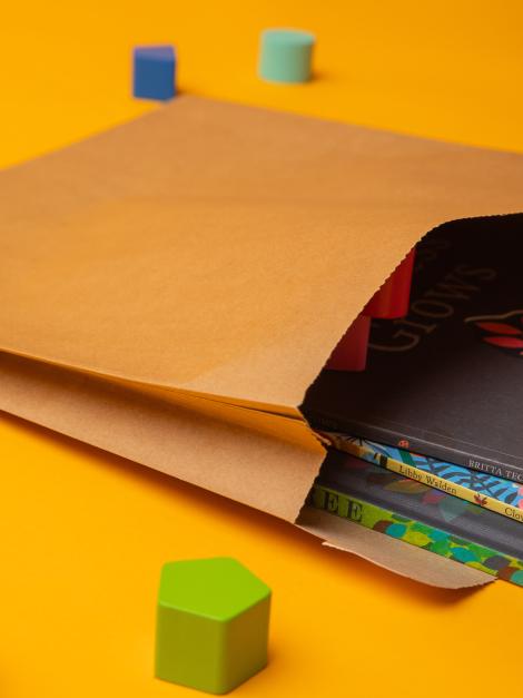 Sobres de papel kraft con unos libros