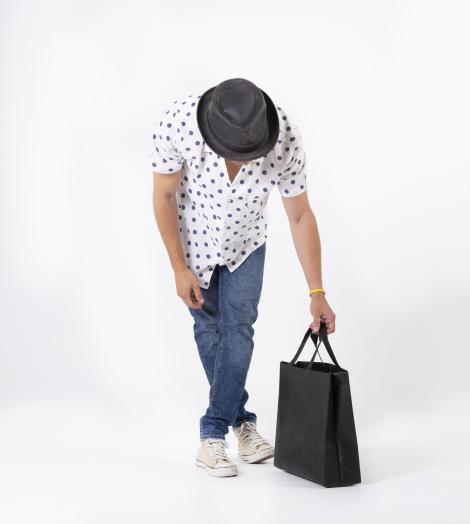 Bolsas con fuelle lateral sujetadas por un hombre