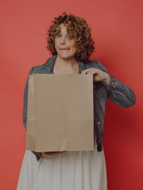Una mujer sujetando las bolsas de papel sin asas
