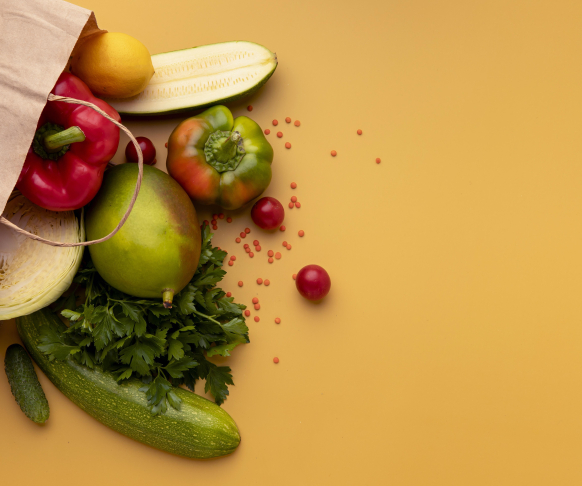 Bolsa de papel con frutas en su interior